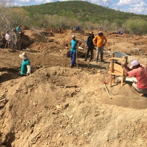 Garimpo irregular foi montado em Santaluz (Foto: Dalton Soares/TV Bahia)
