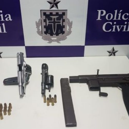 Policia apreende dupla com submetralhadora, pistola e revólver em Tanquinho