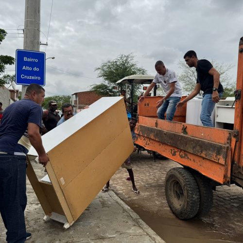 Riachão do Jacuípe: ribeirinhos saem de casa por causa das fortes chuvas na região