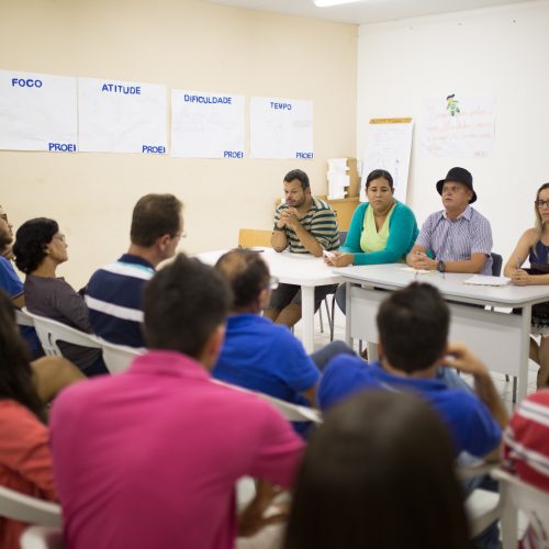 Fim da polêmica: Prefeito apresenta ônibus com ar condicionado aos estudantes univesitarios