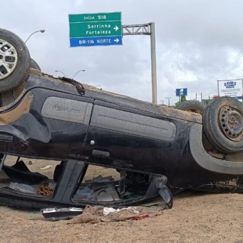 Quatro pessoas ficam feridas após capotamento de veículo em Feira de Santana