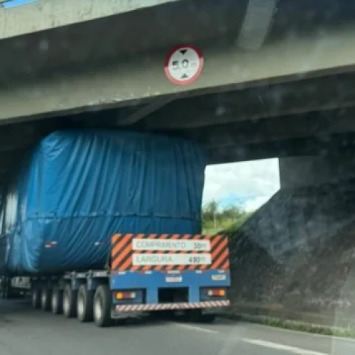 Carreta fica presa ao passar em viaduto na BR-324; pista já foi liberada