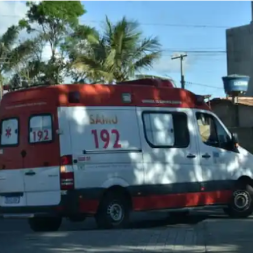 Homem em suposto surto toma ambulância do Samu e circula por ruas da cidade