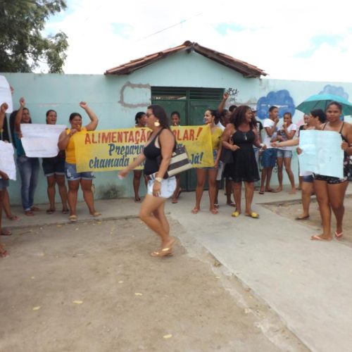 Pais e alunos protestam a falta de merenda escolar em Ichu