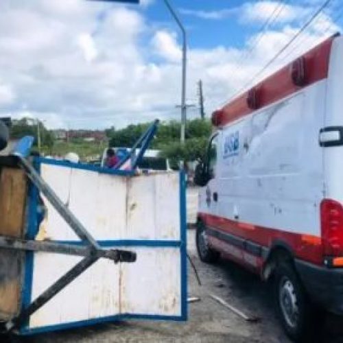 Coité: Reboque que transportava cavalos se desprende de carro e bate em ambulância; veja