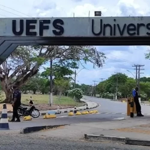 Professores da Uefs suspendem greve após acordo de reajustes com governo estadual