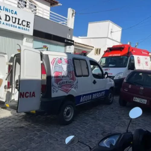 Mulher fica ferida após caminhão atingir placa de comércio no centro de Conceição do Coité