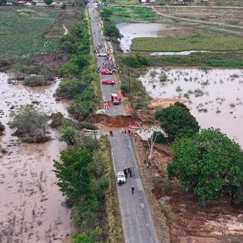 Enxurrada arrasta veículos e deixa mortos durante fortes chuvas em Sergipe