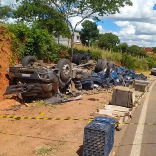 Caminhão com carga de mangas capota na BR-030 em Caetité