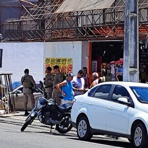 Idosa sofre infarto e morre no passeio de supermercado na Rua Professor Germiniano Costa em Feira de Santana