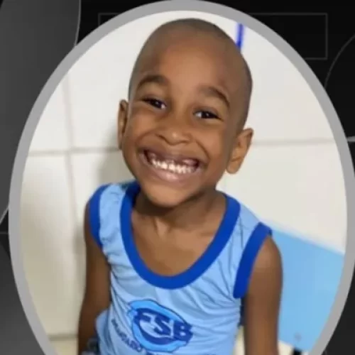 Menino de 5 anos morre dentro de casa após ser atingido por bala perdida em Lauro de Freitas