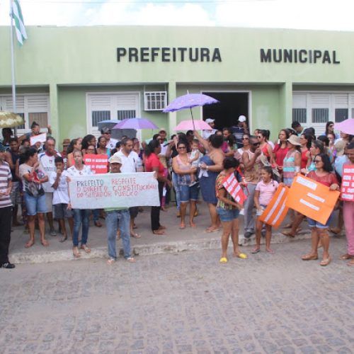 Em greve, servidores realizam protesto em frente a prefeitura de Pintadas