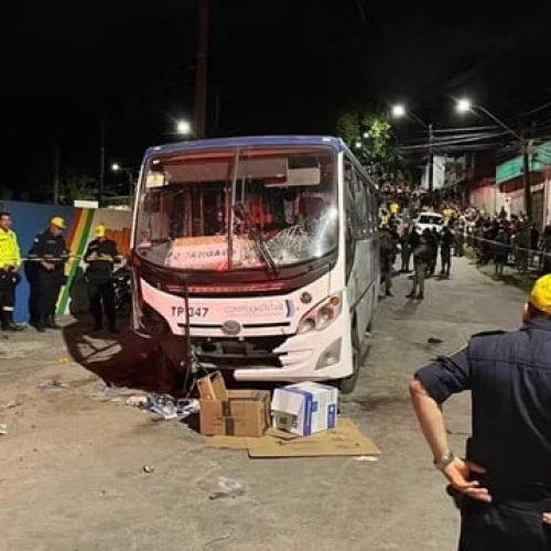 Micro-ônibus atropela participantes de procissão no Grande Recife; acidente deixou 4 mortos e mais de 20 feridos