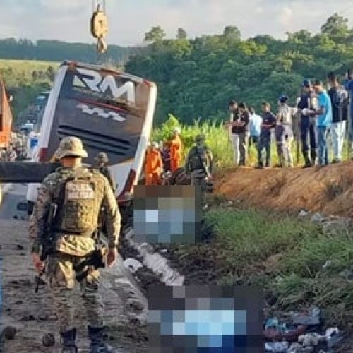 Ônibus de turismo do RJ tomba em rodovia na Bahia e deixa ao menos 8 mortos e 23 feridos