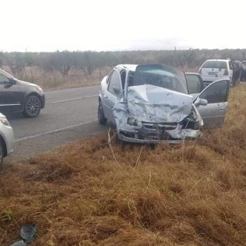 Dois carros colidem na BA-233, estrada que dá acesso a Pé de Serra