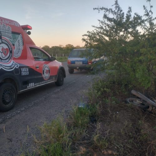 Homem é socorrido após queda de moto na estrada de Pé de Serra