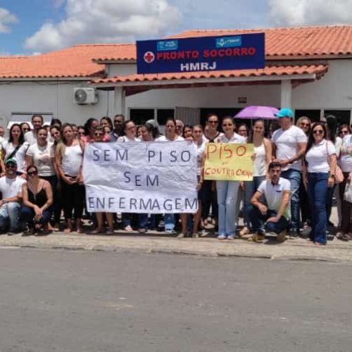 R. Jacuípe: Profissionais de enfermagem, fazem manifestação cobrando piso salarial