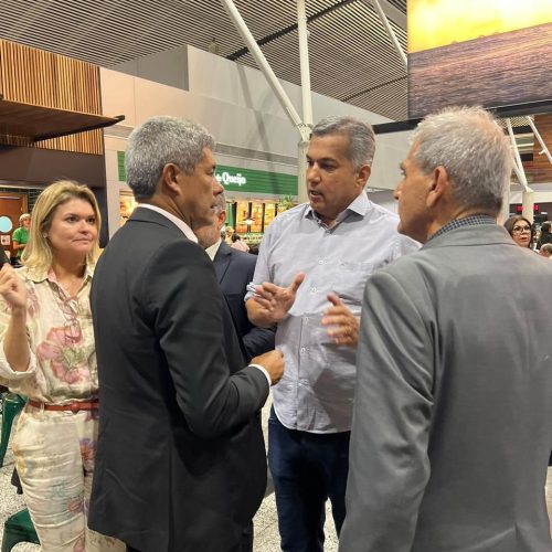 Prefeito Carlos Matos e Governador Jerônimo são flagrados em altos papos, no aeroporto de Brasília