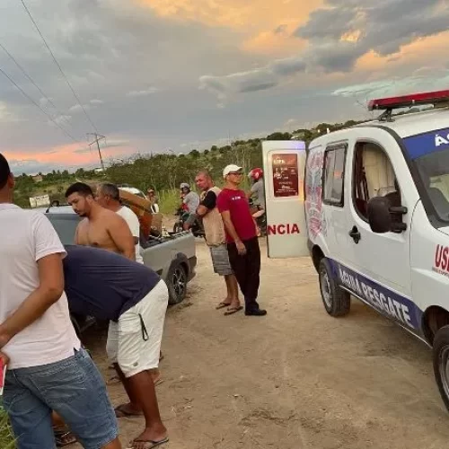 Mulher fica ferida ao colidir carro em poste de rede elétrica