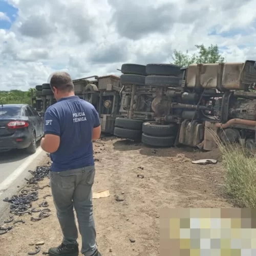 Motorista morre em acidente na BR-116 próximo a Santa Bárbara após carreta cair em ribanceira