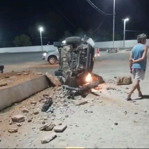 Caldas do Jorro: mulher perde controle de carro e colide em área de eventos.