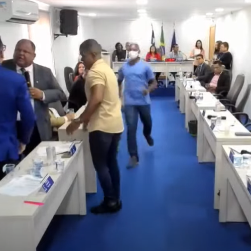 Vereadores trocam socos durante sessão na Câmara de Lauro de Freitas (BA)