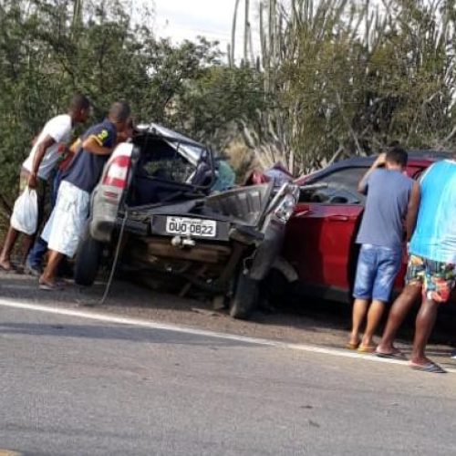 Batida entre dois carros deixa dois mortos e três feridos na BR-324, entre Riachão/Tanquinho