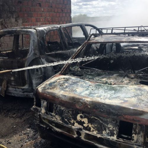 Santaluz: acusado de abusar sexualmente de netas tem carros incendiados por populares