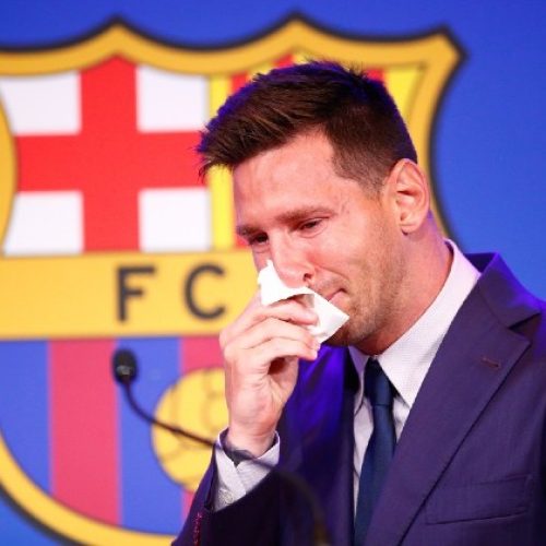 Emocionado, Messi se despede do Barcelona e confirma negociação com PSG