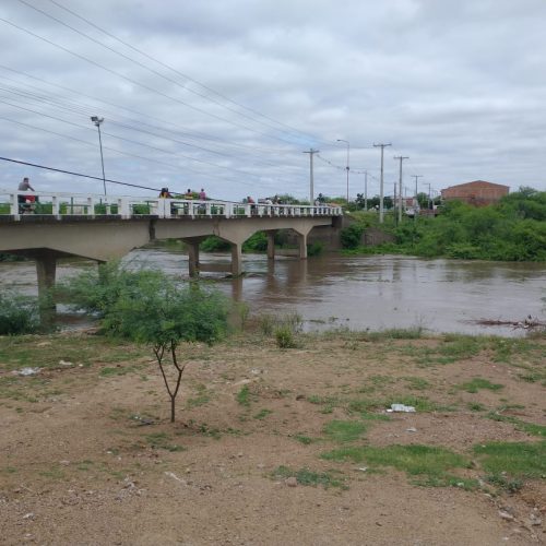 QUARENTENA? Que nada, homens aproveitam o Rio Jacuípe cheio para pular de ponte; Veja o vídeo: