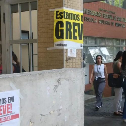 Professores universitários em greve avaliam proposta do governo federal