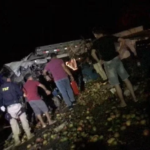 Acidente entre caminhão e micro-ônibus deixa 25 mortos na BR-324