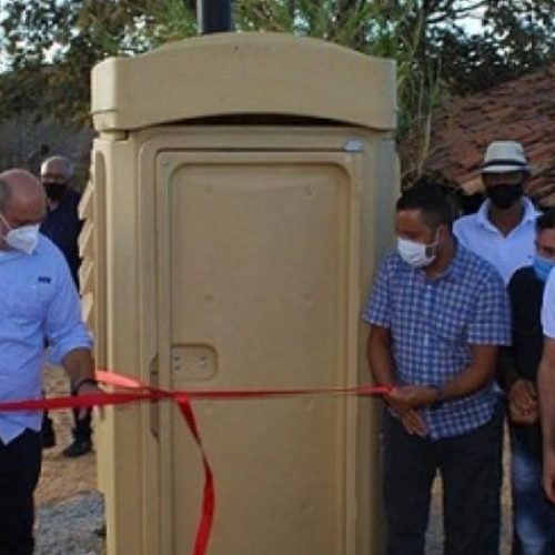 Prefeito inaugura “banheiro químico” e vídeo viraliza