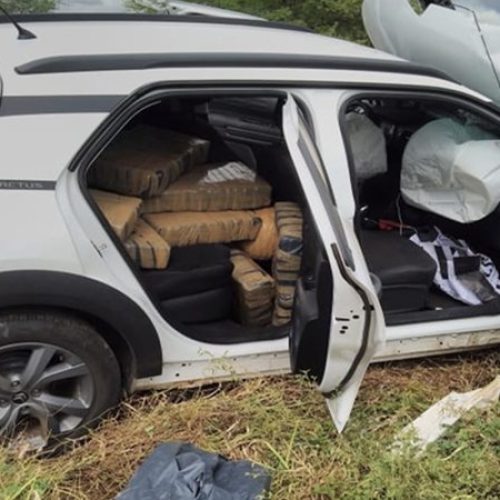 Motorista provoca acidente e abandona carro com mais de 200 kg de maconha em Filadélfia