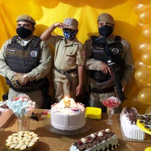 Garoto reza por saúde de PMs na sua festa de aniversário