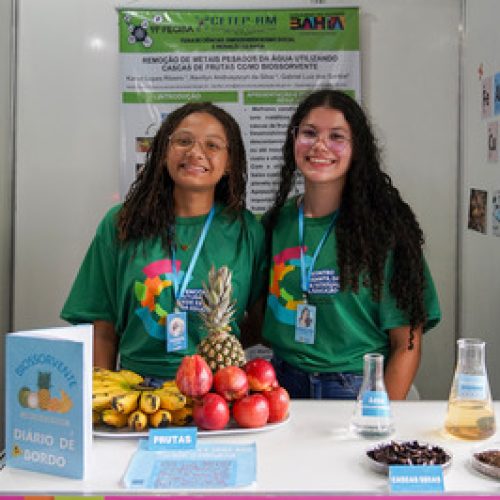 Estudantes de Camaçari utilizam cascas de frutas para tratar água contaminada