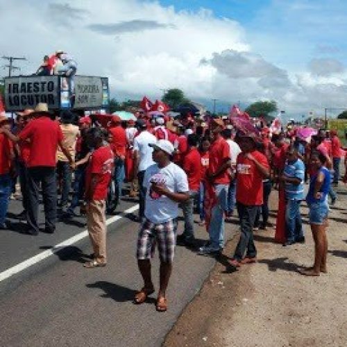 Manifestantes bloquearam a BR 324 em Capim Grosso em protesto contra a prisão de Lula