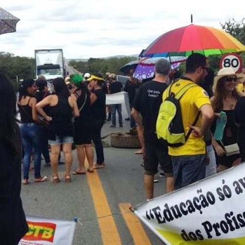 Professores de Teofilândia fecham rodovia federal em protesto por salário atrasado