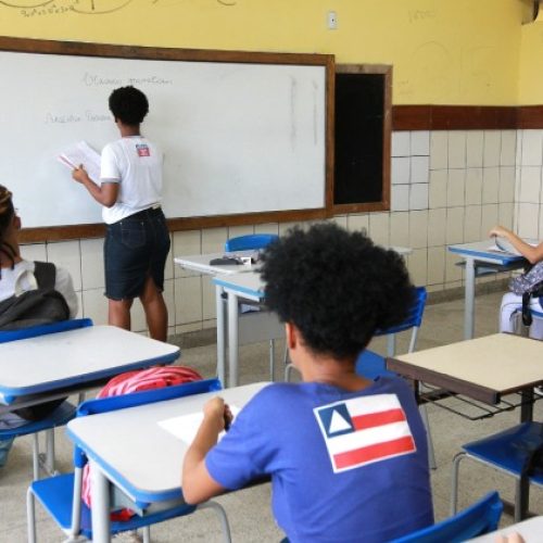 Projeto desonera compra de celulares e computadores por professores e alunos da rede pública