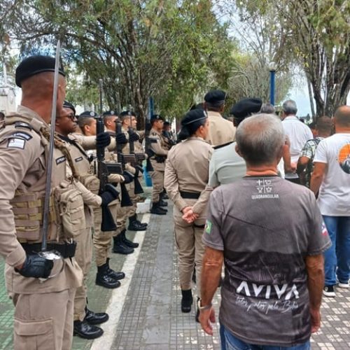 Sob forte comoção, cabo da Rondesp Leste é sepultado com honras militares em Feira de Santana